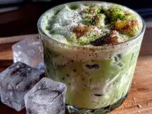 matcha latte glacé maison - featured image